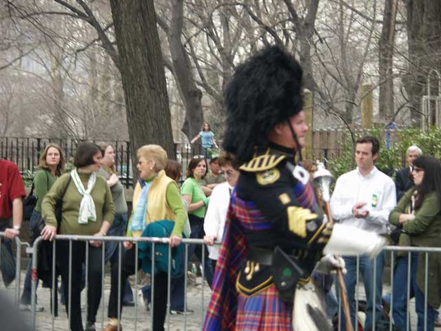 bagpiper-and-spectators_001.jpg