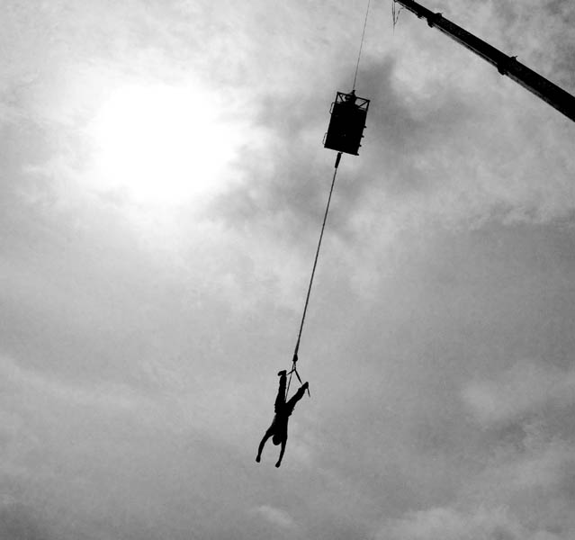 bungee_jumping_on_the_mall5.jpg