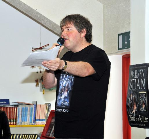 Castlebar_library_Darren_Shan_SEP4994.jpg