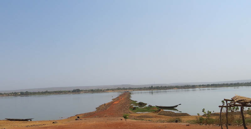 In_the_dry_season_the_Niger_has_shrunk_considerably_notice_the_mooring_point_in_the_foreground.jpg