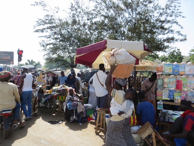 Market_Day_in_Bamako.jpg