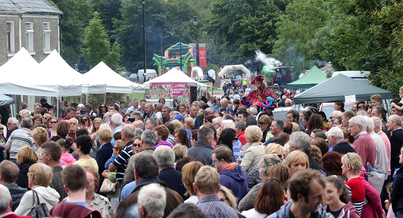 686A1354_Crowds_at_Turlough.jpg