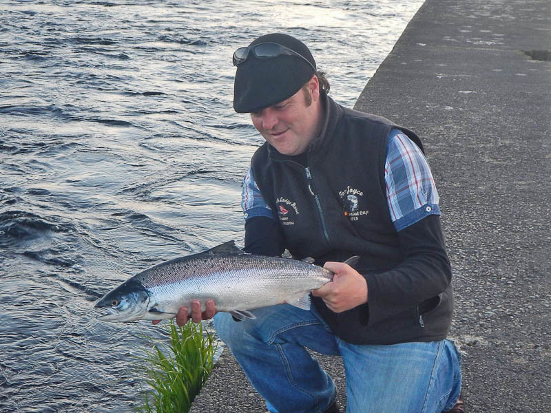 Colin_Folan_grilse_catchrelease_Inagh_July_2014.jpg