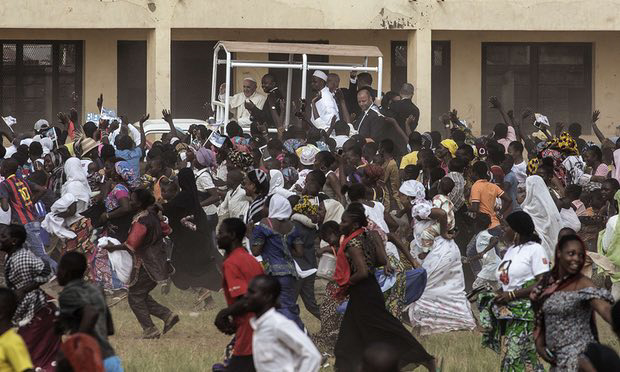 PK_5_Bangui_Muslim_crowds_follow_the_Popemobile.jpg