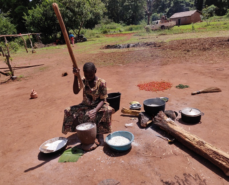 Preparing_Manioc.jpg