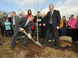 An Taoiseach Enda Kenny opens the new Rehins Wood Neighbour Wood project. Click on photo for more photos and details of the project.