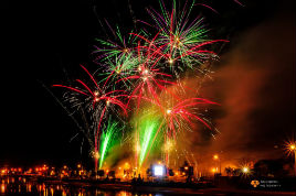 Spectacular fireworks at the recent Ballina Salmon Festival. Click on photo for a full gallery from Robert Justynski.