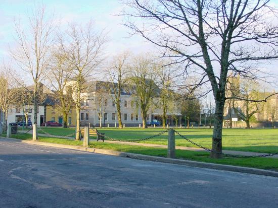 Mall and Aras viewed from outside the Court house