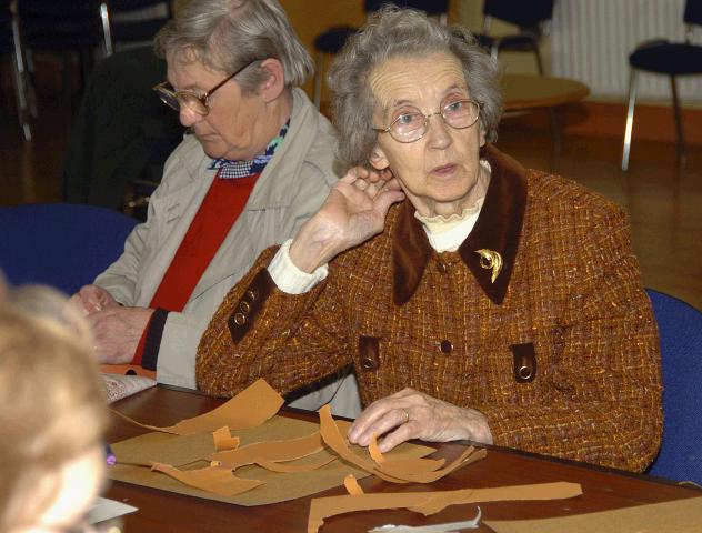 Breda Murphy presenting a visual arts workshop in Balla Community Centre, part of the Arts Office Bealtaine Celebrating Creativity in Older Age. Nora Gavin Photo  Ken Wright Photography 2007.