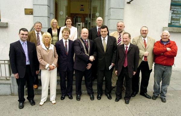 Pictured at the official opening of Mayo County Childcare Committee and Mayo CCC Research new offices in Castlebar by Brian Lenihan TD, a group of children who presented Brian with the Mayo team shirt L-R: Brian Lenihan TD, Niamh Kennedy, Dillon Swift, Nathan Rennick, John Kennedy and Lara .. Photo  Ken Wright Photography 2007. 