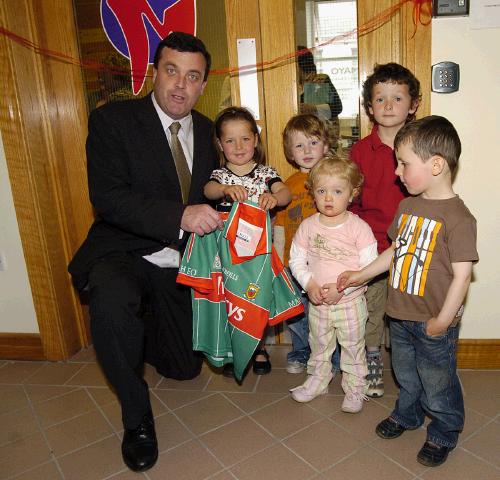 Pictured at the official opening of Mayo County Childcare Committee and Mayo CCC Research new offices in Castlebar by Brian Lenihan TD, a group of children who presented Brian with the Mayo team shirt L-R: Brian Lenihan TD, Niamh Kennedy, Dillon Swift, Nathan Rennick, John Kennedy and Lara .. Photo  Ken Wright Photography 2007. 