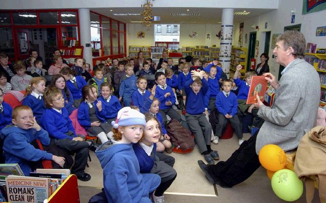 Mayo Libraries Childrens Book Festival author Malachy Doyle reading from some of his books to children from Scoil Raifteri National School in Castlebar Library.. Photo  studio 094. 