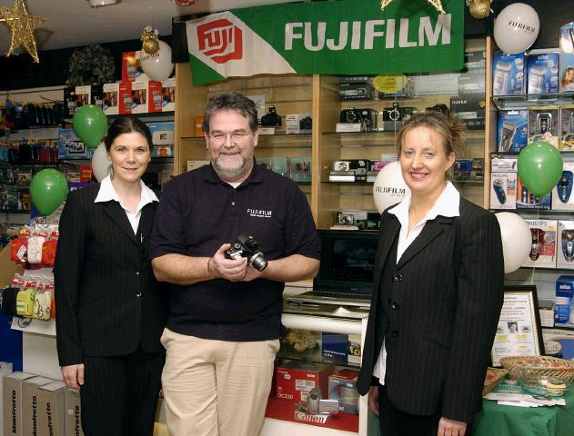 RTEs Podge Kelly pictured in Stauntons Digital One Hour Photo for the Fuji Digital Care promotion held on Saturday 8th December L-R: Teresa Forry, Podge Kelly and Mary Moran (Manageress). Photo Ken Wright Photography 2007. 