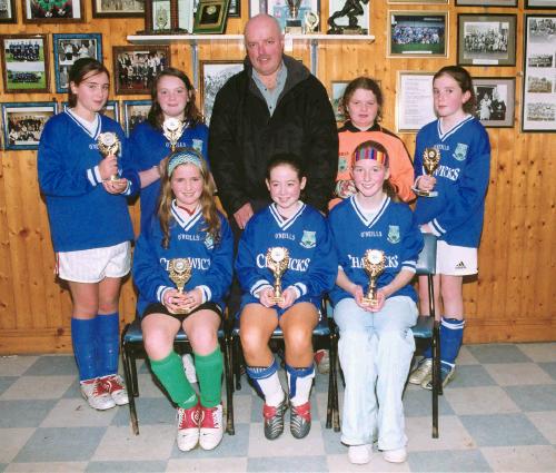 Manulla Girls u-12 Blitz Winners pictured with John Flynn sponsor of the trophies. Sinead Flannerys Winning Team: Front L-R: Andrea McDonnell, Shona Kilkenny, Sinead Flannery, Back L-R: Audrey Holian, Catriona Costello, John Flynn (sponsor), Orla Dempsey, Emma Moran: Photo  Ken Wright Photography 2004