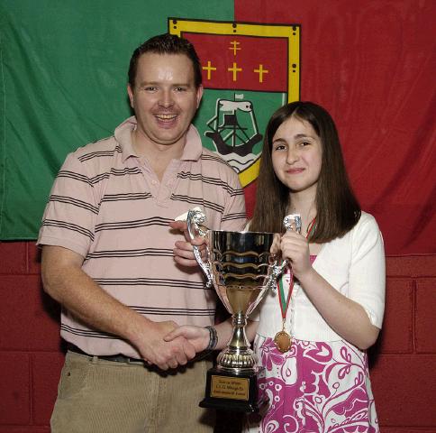 Buaiteoir - Amhr�na�ocht AonairPictured in Breaffy GAA Clubhouse at the Mayo GAA Sc�r na bP�ist� FinalsPiaras O�Raghallaigh with Eadaoin N� Mhaic�n � Scoil N�isi�nta Craggagh L-R: Photo � Ken Wright Photography 2007.    