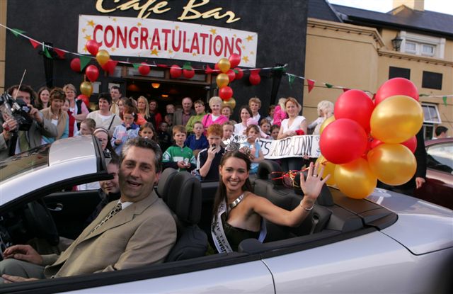 Aoibhinn N Shilleabhin arrives at the entrance to the TF Royal Hotel and Theatre, Castlebar - one of her main sponsors for the competition. 26 August 2005. Photo: Michael Donnelly. Photo: Michael Donnelly.