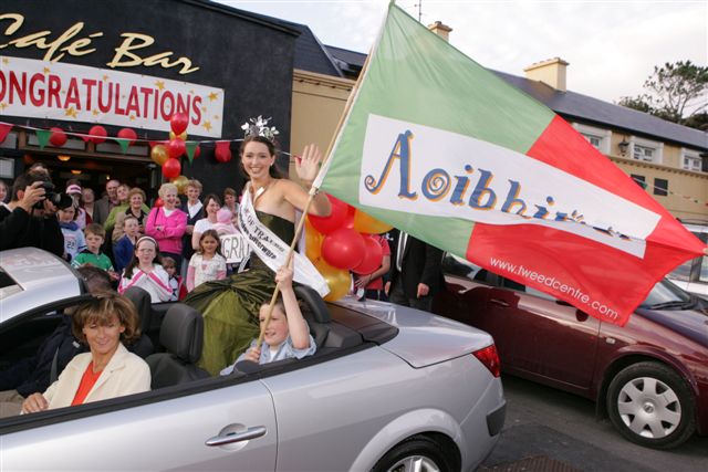 Aoibhinn N Shilleabhin arrives at the entrance to the TF Royal Hotel and Theatre, Castlebar - one of her main sponsors for the competition. 26 August 2005. Photo: Michael Donnelly.