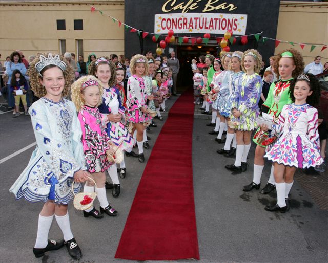 A welcome for The Rose of Tralee 2005 at her homecoming at the TF Royal Hotel and Theatre Castlebar. Photo: Michael Donnelly.