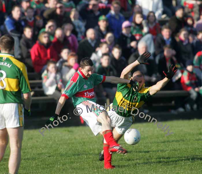 Peadar Gardiner manages to get this ball through the Kerry defence in the 1st round of the 2007 Allianz National Football League in McHale Park Castlebar. Photo:  Michael Donnelly