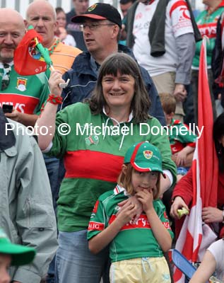 Maura Connolly (Castlebar) pictured with her neice Aisling O'Connor, (Roscommon)
at the ESB All Ireland Minor Football Final replay in Pearse Park, Longford.Photo: � Michael Donnelly