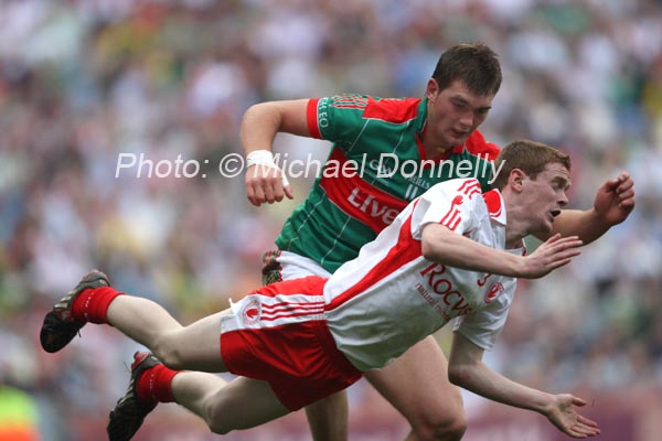 Tyrone's Gavin Teague gets the ball away as Mayo's Aidan O'Shea "Closes in" on him the ESB GAA All Ireland Minor Football Final in Croke Park. Photo:  Michael Donnelly