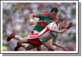 Tyrone's Gavin Teague gets the ball away as Mayo's Aidan O'Shea "Closes in" on him the ESB GAA All Ireland Minor Football Final in Croke Park. Photo:  Michael Donnelly