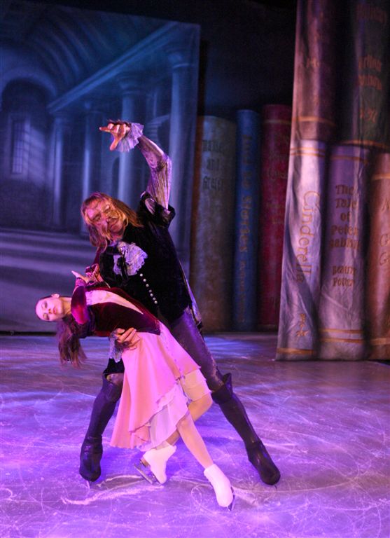 Beauty and the Beast on Ice at the TF Royal Theatre. Photos copyright: Michael Donnelly 2008